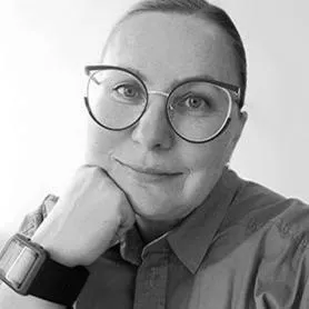 Чёрно-белый портрет Татьяны Константиновой: она в круглых очках, подпёрла рукой подбородок